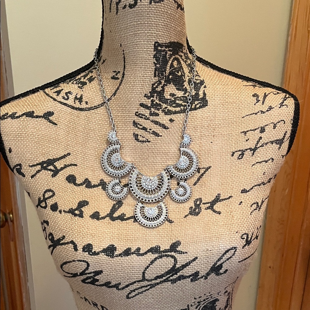 Women’s Necklace Vintage Silvertone bib statement rhinestone Runway 20”